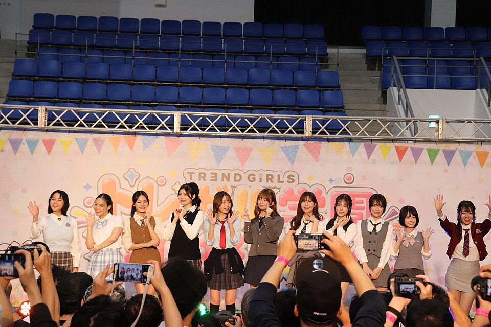 เรมุ สึซูโมริ ยืนแถวหน้าร่วมกับนักแสดงอีก 9 คน บนสเตจของ Tregal Academy Cultural Festival 2026 ณ Arena Tachikawa Tachihi 5 กันยายน 2569 (เครดิตภาพ Bject ผ่าน Wikimedia Commons ใต้สัญญาอนุญาต CC BY 4.0)